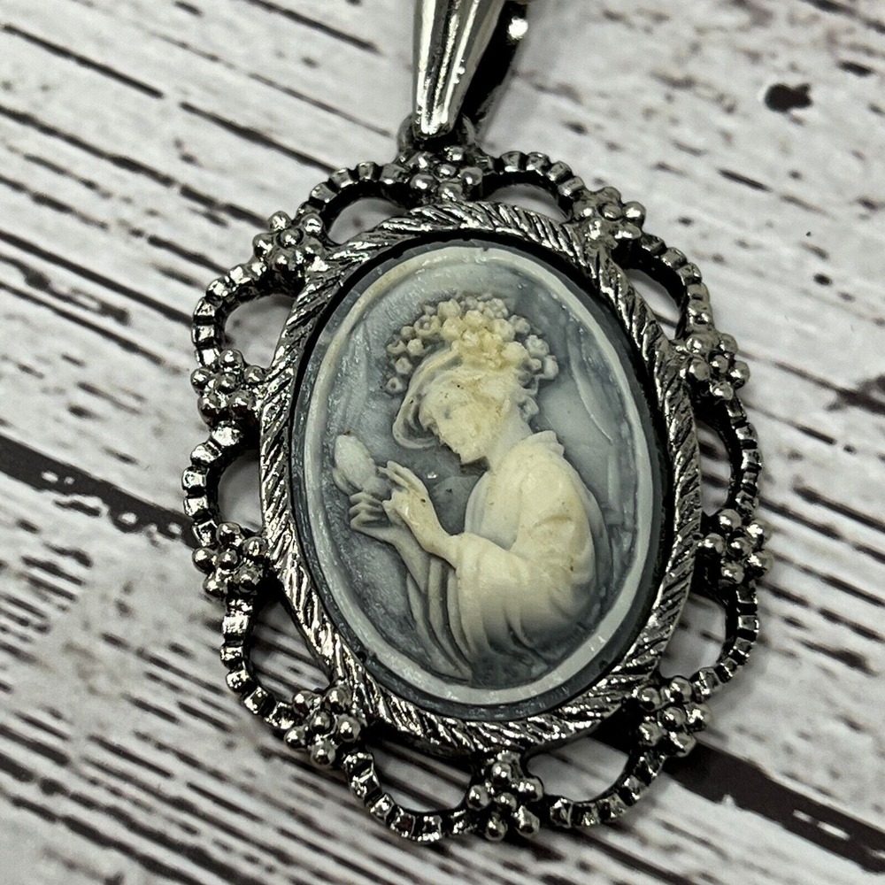 Vintage Faux Cameo Pendant Blue Gray Beautiful‎ Lady Silver Tone Necklace